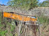un camion orange garé dans l'herbe