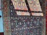 de nombreux tapis différents exposés dans un magasin