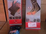 deux boîtes de gants et une paire de gants posés sur une table