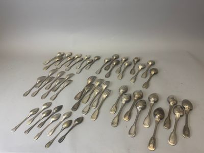 un ensemble de cuillères en argent et de cuillères à soupe posées sur une table