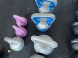 un tas de kettlebells posés par terre