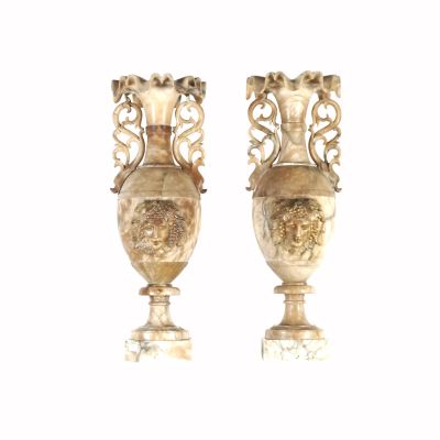 deux vases posés côte à côte sur une surface blanche