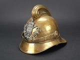 casque de pompier en laiton avec écusson et insigne sur le côté