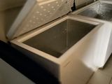 un réfrigérateur avec un compartiment congélateur à l'intérieur, dans une cuisine