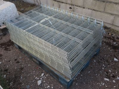 une cage métallique posée sur une palette