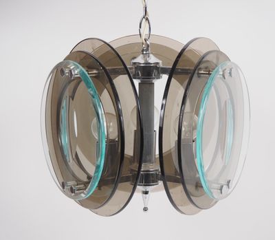 une image représentant un lustre en verre suspendu au plafond