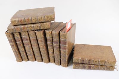plusieurs vieux livres empilés sur une surface blanche