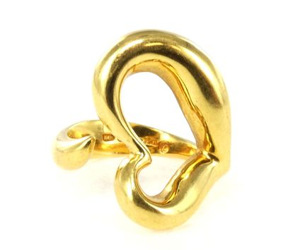 une image d'un gros plan d'une bague en or sur un fond blanc