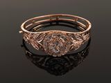 gros plan d'une bague en or et diamants sur une surface noire