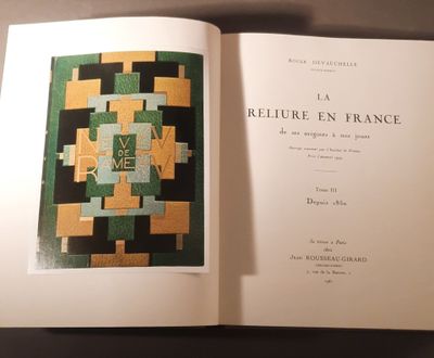 un livre ouvert posé sur une table à côté d'une tasse de café