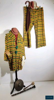 un mannequin et un manteau exposés dans une pièce