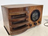 une radio en bois posée sur une table, à côté d'une souris