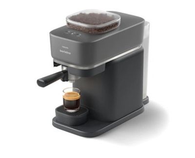 une image représentant une cafetière et une tasse de café