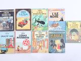 plusieurs livres pour enfants sont alignés sur une surface blanche