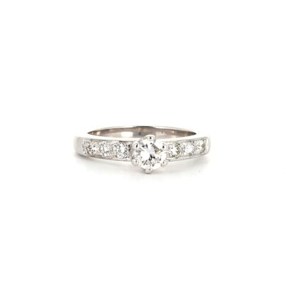 gros plan d'une bague en diamant sur fond blanc