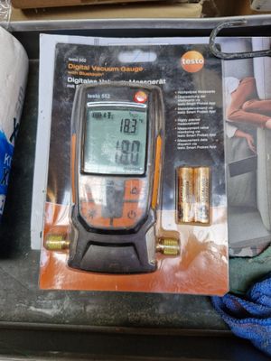 une photo d'un thermomètre numérique posé sur une table