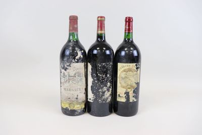 trois bouteilles de vin posées les unes à côté des autres sur une surface blanche