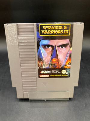 un gros plan d'une cartouche de jeu Nintendo sur laquelle figure le visage d'un homme