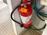 un extincteur fixé au mur dans une salle de bains