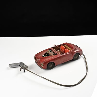 une petite voiture rouge branchée sur un chargeur