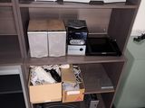 une étagère sur laquelle sont posés tout un tas d'appareils électroniques