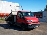un camion rouge garé devant un bâtiment