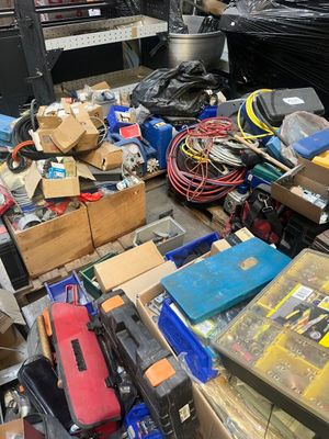 beaucoup de bric-à-brac par terre dans un garage