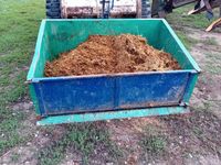 (Lots 51 à 66 : Matériel agricole stocké à Poussan) Benne DE… (photo 2)