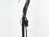 une lampe posée sur un pied au sol