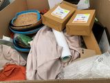 une boîte en carton remplie d'objets posés sur le sol