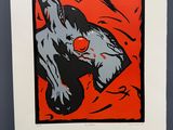 Une affiche orange et noire est accrochée sur un mur bleu