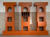 deux bibliothèques orange placées contre un mur de briques