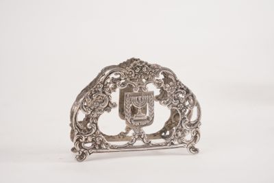 une broche ancienne en argent ornée d'un blason