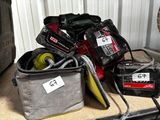un tas d'objets divers posés sur une table