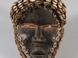 un gros plan sur une sculpture représentant le visage d'un homme sur une surface blanche
