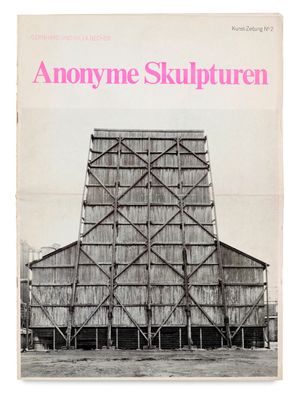 une image représentant la couverture d'un magazine avec un immeuble en arrière-plan