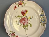 une assiette décorée de fleurs, posée sur une table