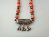 une collection de bijoux comprenant un collier, un bracelet et une boucle d'oreille