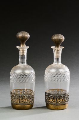 paire de carafes anciennes en verre taillé, ornées de détails dorés