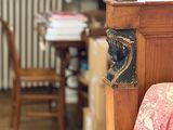 un lit recouvert d'une couette rouge et blanche
