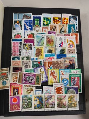 une photo d'une photo d'une collection de timbres