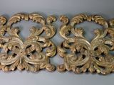 paire de décorations murales anciennes en bois sculpté, ornées de volutes et de volutes