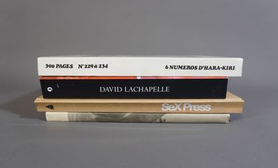 trois livres empilés les uns sur les autres sur une surface grise