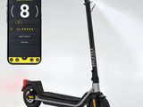 une photo d'un scooter avec un smartphone à côté