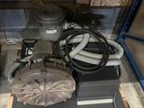 une machine posée sur une table
