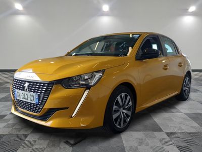 La voiture jaune est garée sur un sol à damier dans le garage.