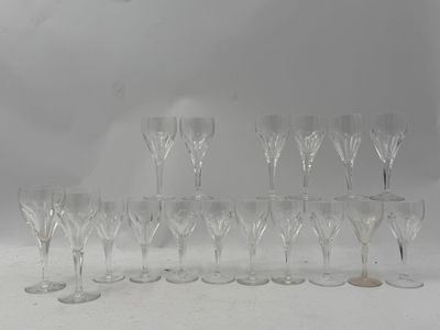 de nombreux verres à vin alignés sur la table