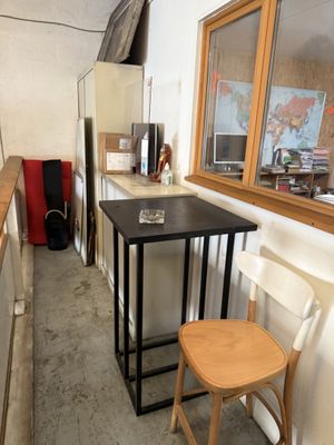 une petite cuisine avec une table et une chaise