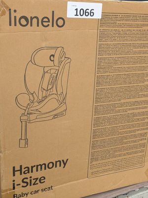 un carton contenant un siège auto pour bébé