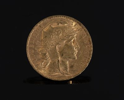 gros plan d'une pièce d'or sur une surface noire